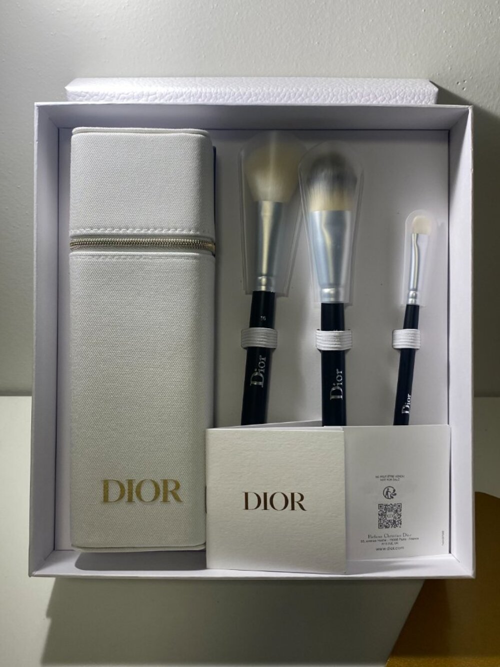 NWT NIB Dior Beauty Bundle (Makeup brushes with case and Mirror) - Picture 4 of 10